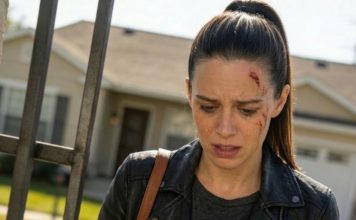 Dok sam izlazila iz kuće svojih svekra i svekrve bez ičega, moj svekar mi je pružio crnu plastičnu kesu i rekao: „Baci ovo usput.“ Ali kada sam je otvorila kod kapije… ruke su mi počele da drhte. Dok sam izlazila iz kuće svojih svekra i svekrve bez ičega, moj svekar mi je pružio crnu plastičnu kesu i rekao: „Baci ovo usput.“ Ali kada sam je otvorila kod kapije… ruke su mi počele da drhte. - featured image