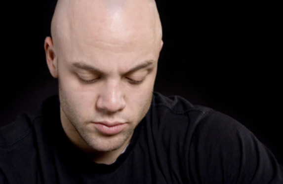 “Majka me je OSTAVILA KAO BEBU ispred javnog WC-a. Našao sam je posle 58 godina, a zbog onoga što je tad rekla JOŠ NE MOGU DA SE OPORAVIM” - featured image