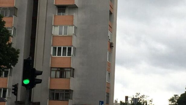 Fotografija ove stambene zgrade iz Splita obišla je celi Balkan, a sve zbog sulude ideje jednog stanara - featured image