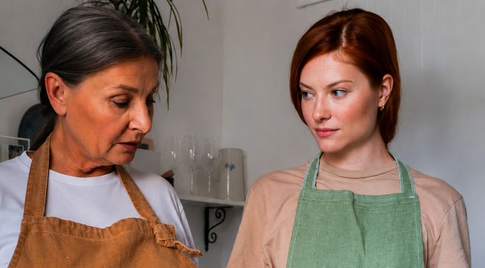 3 znaka da vas svekrva potajno ne voli: Obratite pažnju na to kako vam nudi kafu 3 znaka da vas svekrva potajno ne voli: Obratite pažnju na to kako vam nudi kafu - featured image