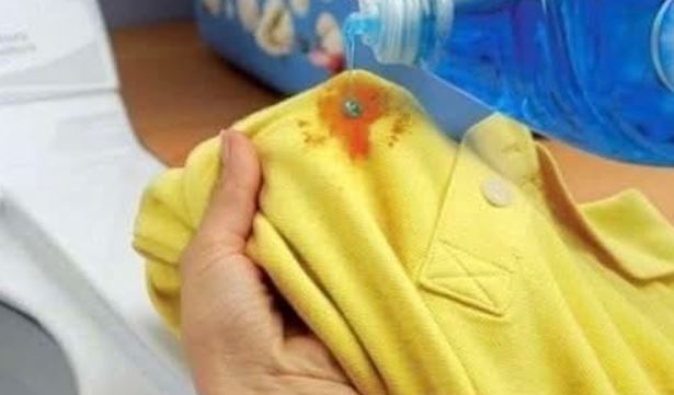 Nikada se ovog ne biste sjetili: Sve fleke sa odjeće skida jedno sredstvo, a svi ga imamo u kući - featured image Nikada se ovog ne biste sjetili: Sve fleke sa odjeće skida jedno sredstvo, a svi ga imamo u kući - featured image