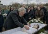 75-godišnji starac na sahrani unuke nagnuo se nad kovčeg da joj popravi haljinu. A čim ju je dotakao, ZANIJEMIO JE… 75-godišnji starac na sahrani unuke nagnuo se nad kovčeg da joj popravi haljinu. A čim ju je dotakao, ZANIJEMIO JE… - featured image