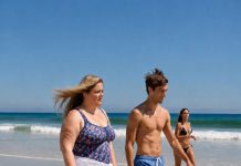 Tokom našeg odmora na plaži, nepoznata djevojka mi je prišla i uvrijedila me nazvavši me nilskim konjem, dok se moj muž samo nasmijao. Ali ono što sam uradila nakon toga šokiralo je sve prisutne. Tokom našeg odmora na plaži, nepoznata djevojka mi je prišla i uvrijedila me nazvavši me nilskim konjem, dok se moj muž samo nasmijao. Ali ono što sam uradila nakon toga šokiralo je sve prisutne. - featured image