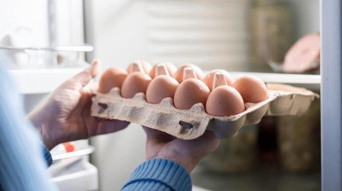 Koliko jaja zaista mogu stajati u frižideru i šta najviše utiče na njihovu svježinu - featured image Koliko jaja zaista mogu stajati u frižideru i šta najviše utiče na njihovu svježinu - featured image